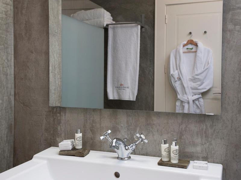 Double Room with Private Bathroom image 2
