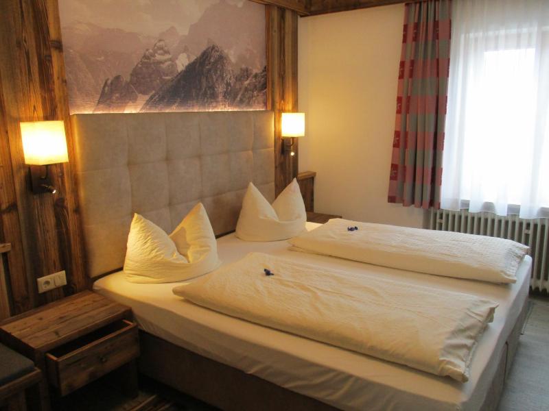 Double Room with Mountain View image 3