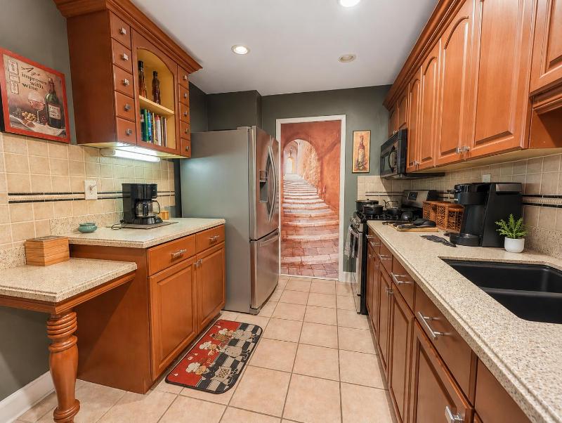 Lovely 2BR Condo WFH Heart of Downtown Pool Access - image 16