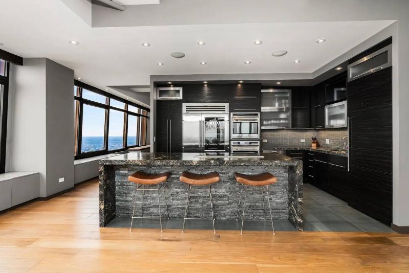 Apartment Expansive views of Lake Michigan - image 5