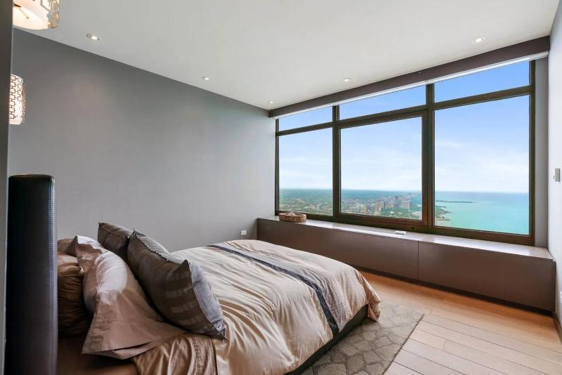 Apartment Expansive views of Lake Michigan - image 13