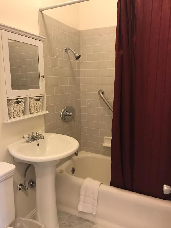Deluxe Queen Room image 2