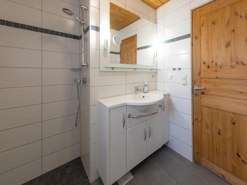 Doppelbungalow im skandinavischen Stil mit Terrasse im Ferienpark Mirow - image 12