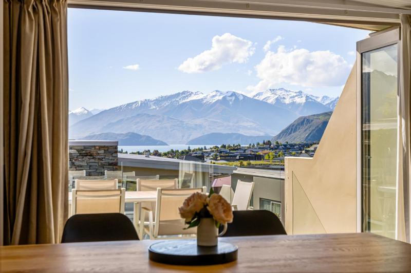 Alpine Vista with Mountain Views Pool and Spa - image 7