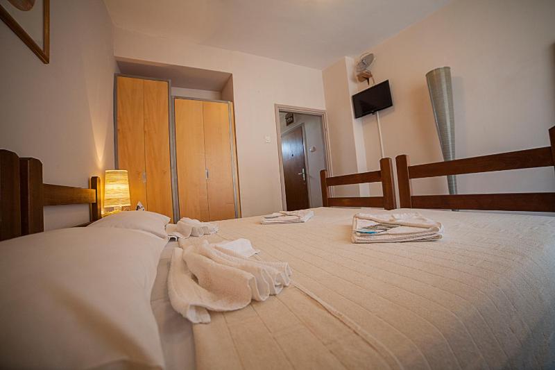 Twin Room image 2