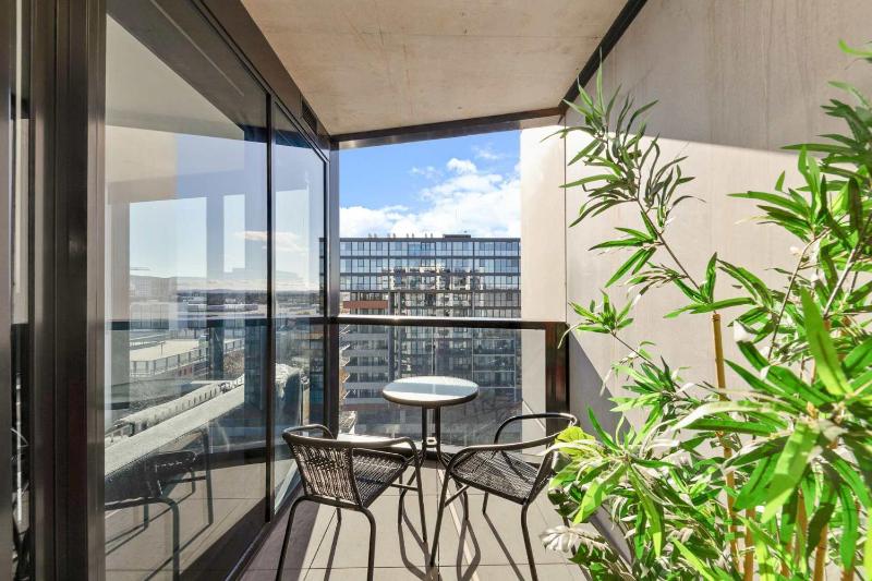 1BR-1BR-1Car-Sleeps 4-Pool-CBD - image 9