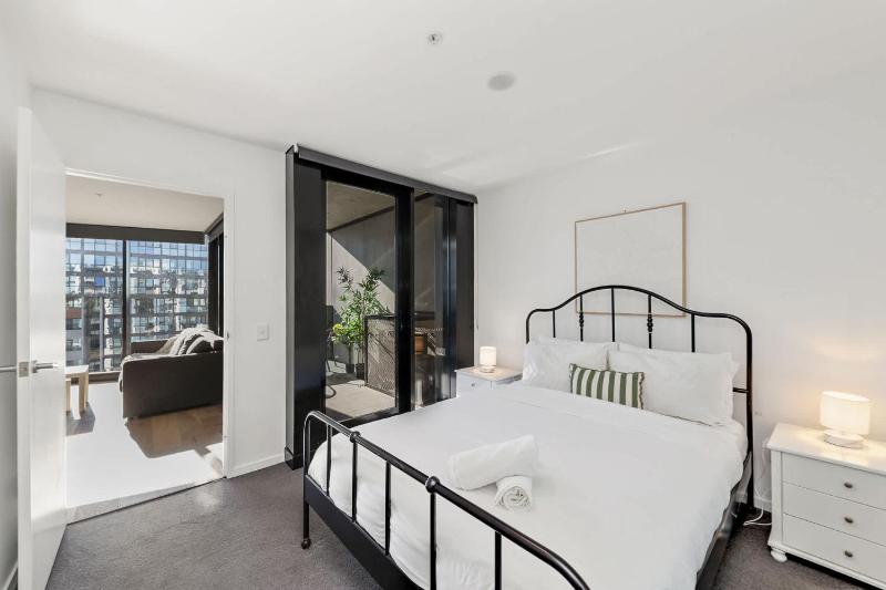 1BR-1BR-1Car-Sleeps 4-Pool-CBD - image 13