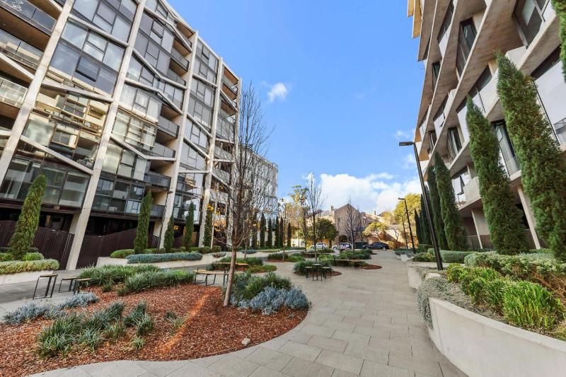 Central CBD - parking - sleeps 4 - image 1