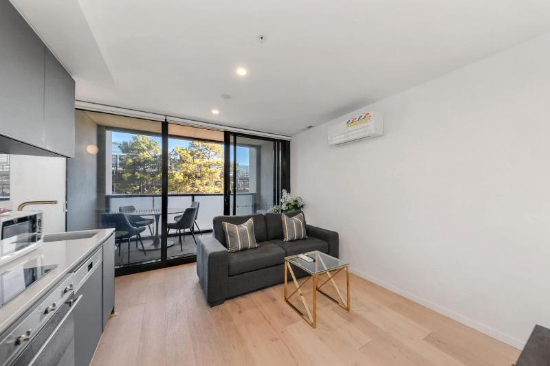 Central CBD - parking - sleeps 4 - image 14