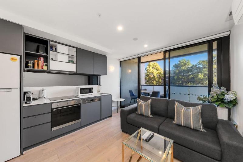 Central CBD - parking - sleeps 4 - image 10