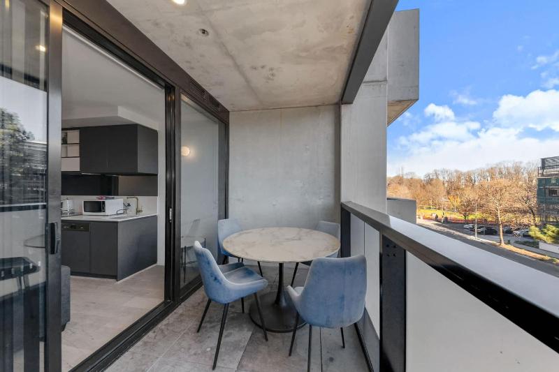Central CBD - parking - sleeps 4 - image 12