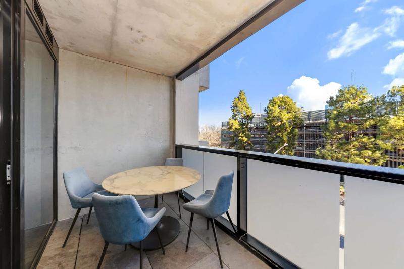 Central CBD - parking - sleeps 4 - image 8