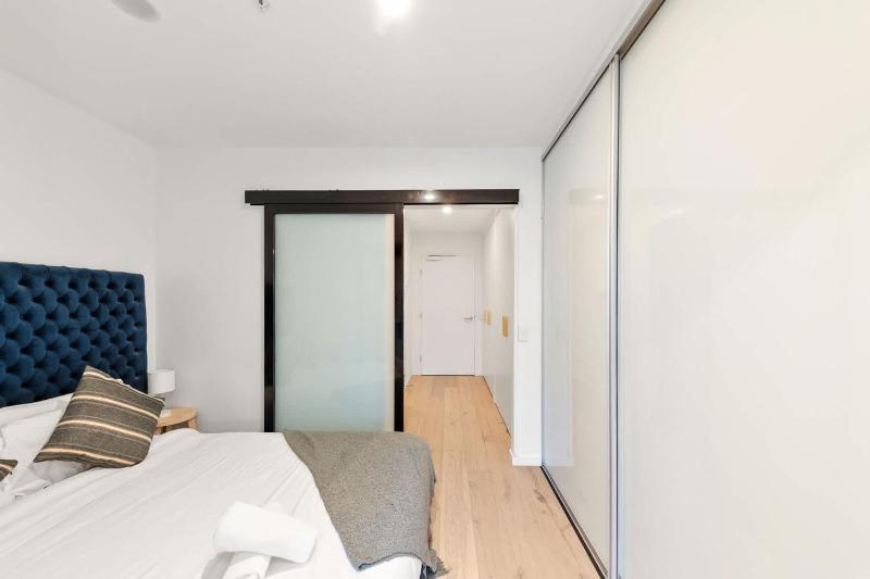 Central CBD - parking - sleeps 4 - image 15