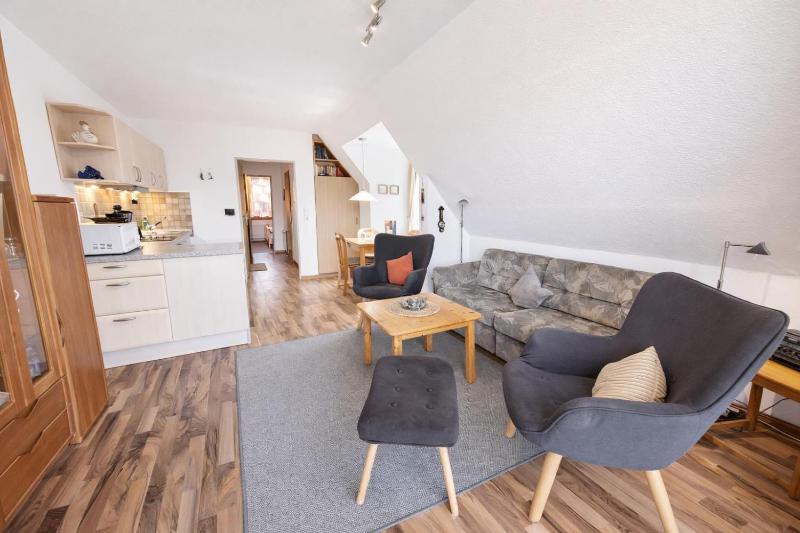 Ferienwohnung-Seebaer-mit-Flair-und-Balkon-im-schoenen-Ort-Werdum - image 1