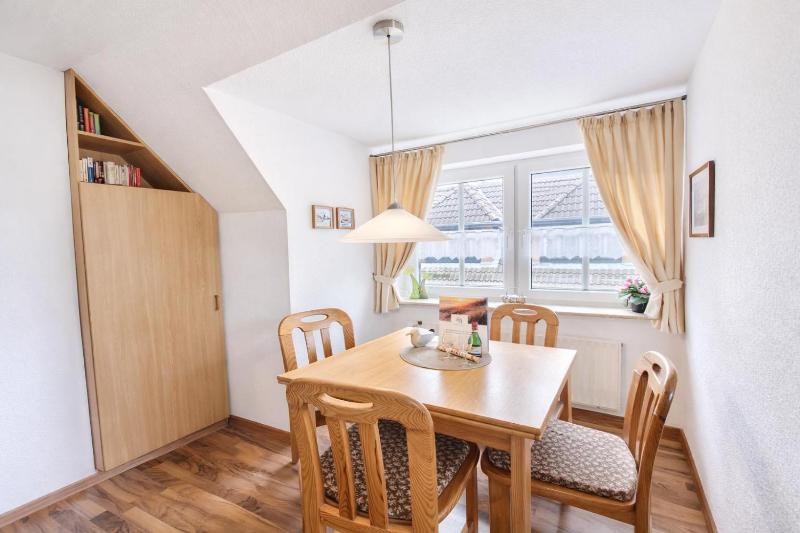 Ferienwohnung-Seebaer-mit-Flair-und-Balkon-im-schoenen-Ort-Werdum - image 3