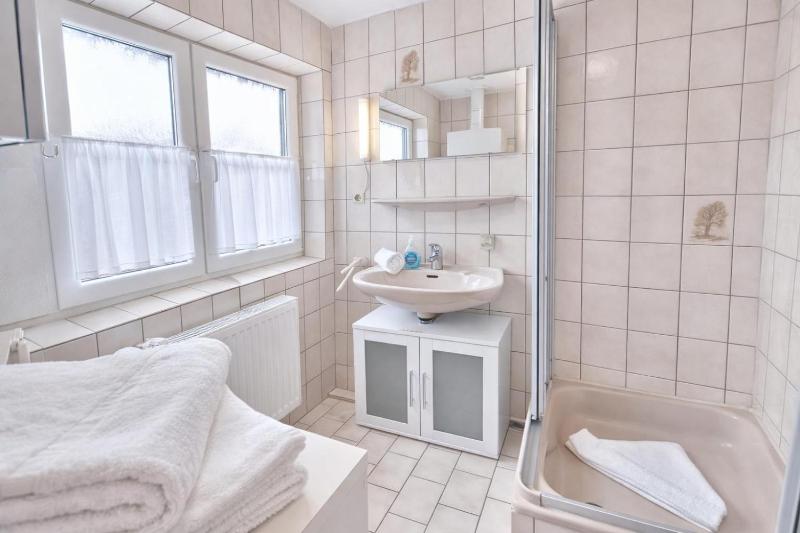 Ferienwohnung-Seebaer-mit-Flair-und-Balkon-im-schoenen-Ort-Werdum - image 5