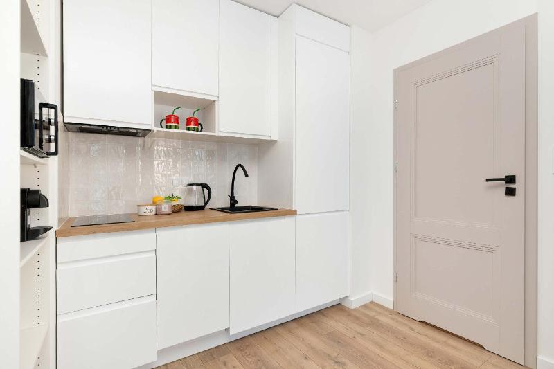Słoneczny Apartament z Balkonem i Parkingiem Blisko Plaży by Noclegi Renters - image 19