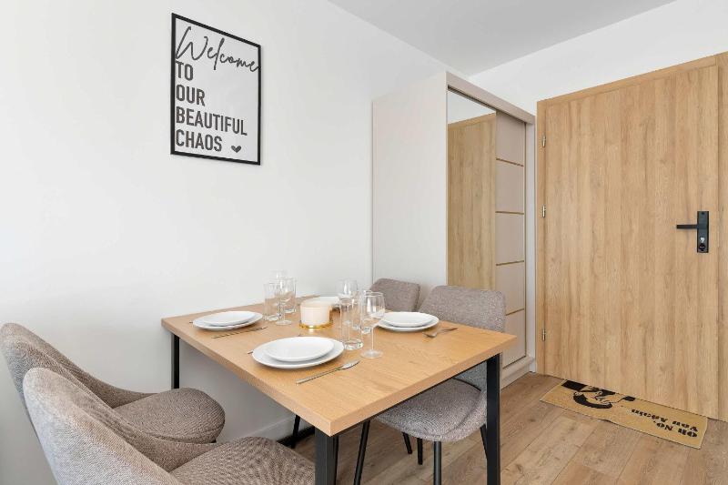 Słoneczny Apartament z Balkonem i Parkingiem Blisko Plaży by Noclegi Renters - image 14