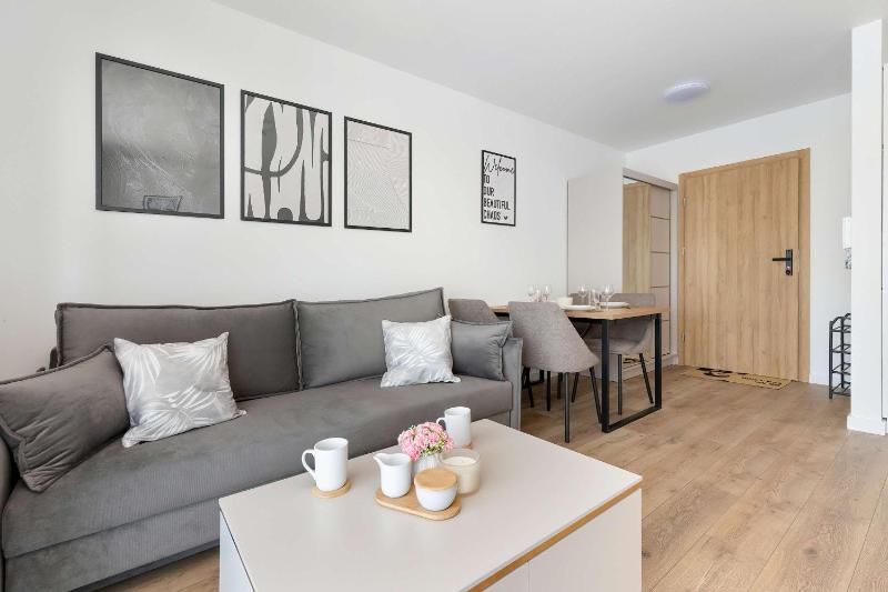 Słoneczny Apartament z Balkonem i Parkingiem Blisko Plaży by Noclegi Renters - image 22
