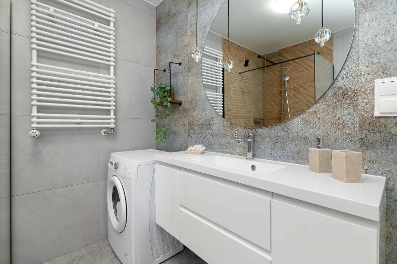 Słoneczny Apartament z Balkonem i Parkingiem Blisko Plaży by Noclegi Renters - image 7