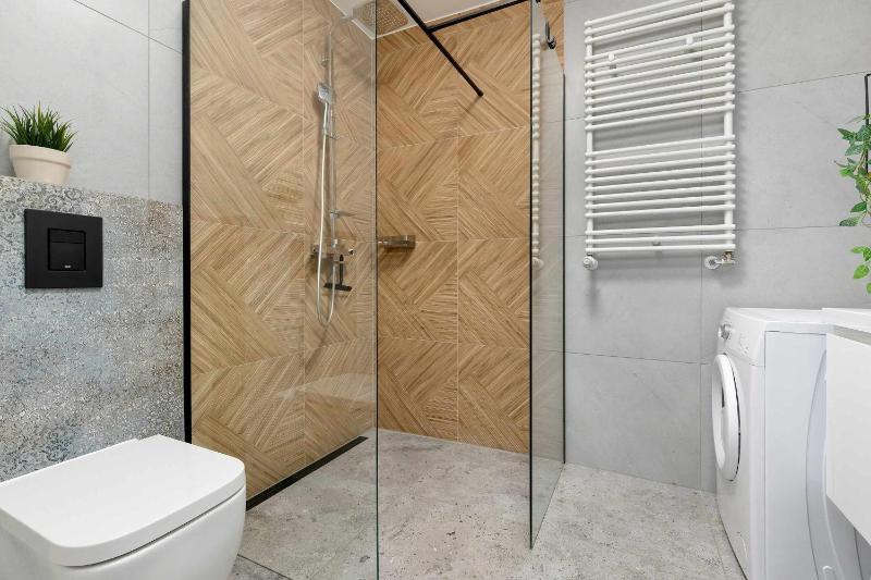 Słoneczny Apartament z Balkonem i Parkingiem Blisko Plaży by Noclegi Renters - image 3