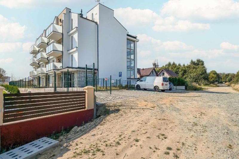 Słoneczny Apartament z Balkonem i Parkingiem Blisko Plaży by Noclegi Renters - image 8