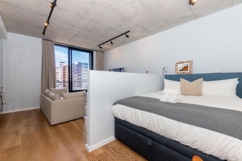 Central and Modern 1 Bedroom Apartment in Sea Point - image 16