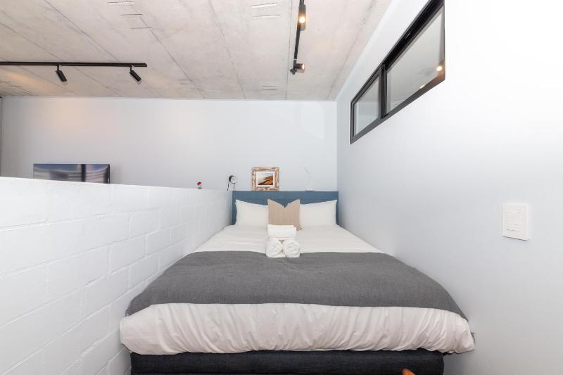 Central and Modern 1 Bedroom Apartment in Sea Point - image 4