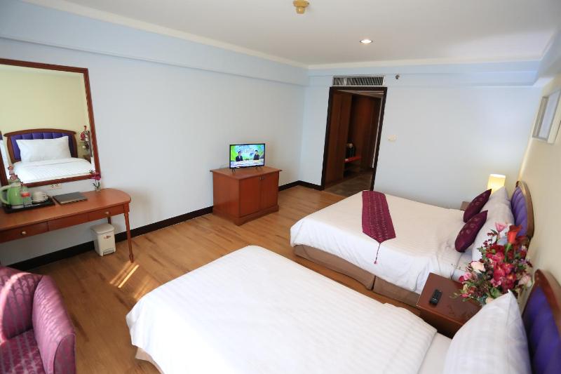 Deluxe Double or Twin Room image 3