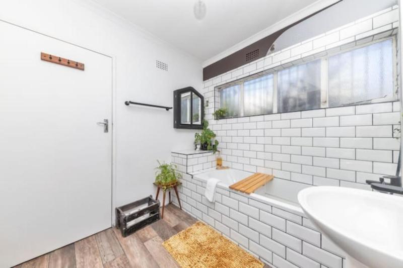 Modern and Stylish 2 BD House in Claremont - image 11