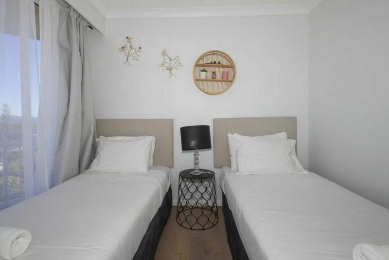 Breezy 2BDR Beachfront Apt in Burleigh Heads - image 11