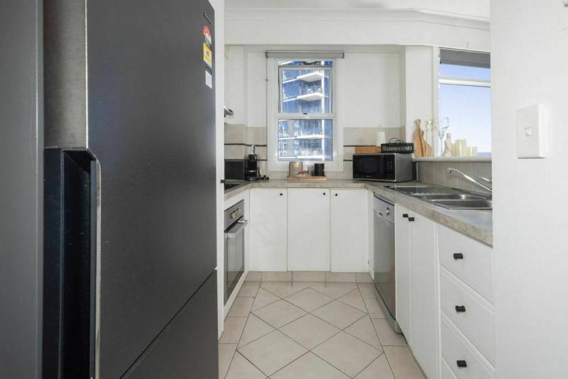 Breezy 2BDR Beachfront Apt in Burleigh Heads - image 7