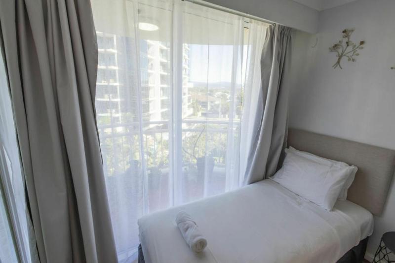 Breezy 2BDR Beachfront Apt in Burleigh Heads - image 6