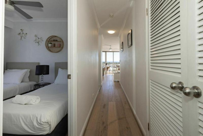 Breezy 2BDR Beachfront Apt in Burleigh Heads - image 5