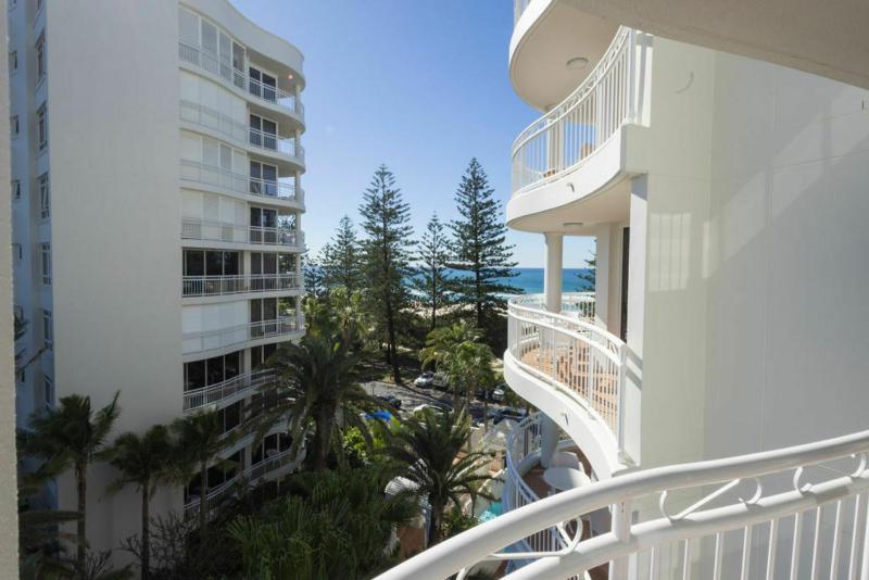 Breezy 2BDR Beachfront Apt in Burleigh Heads - image 13