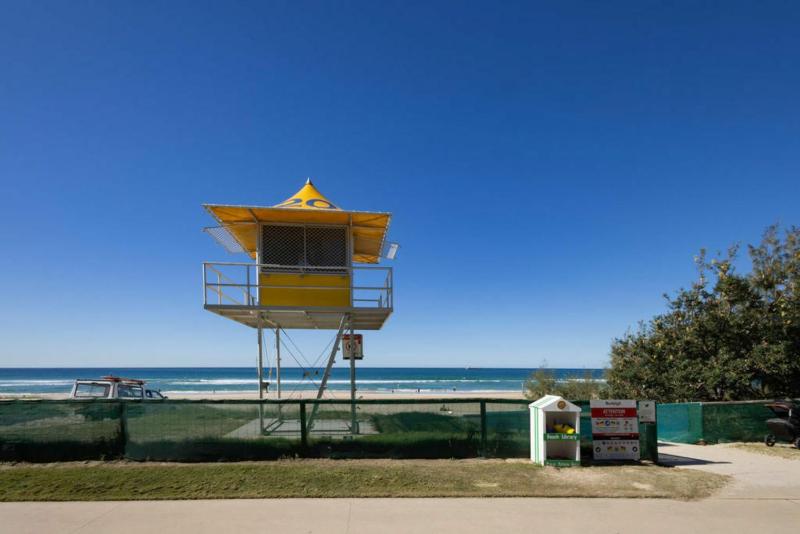 Breezy 2BDR Beachfront Apt in Burleigh Heads - image 3