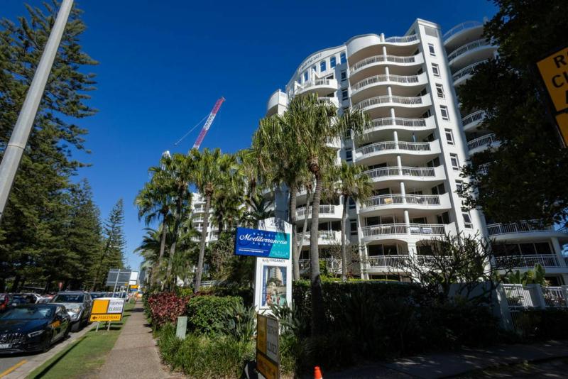 Breezy 2BDR Beachfront Apt in Burleigh Heads - image 4