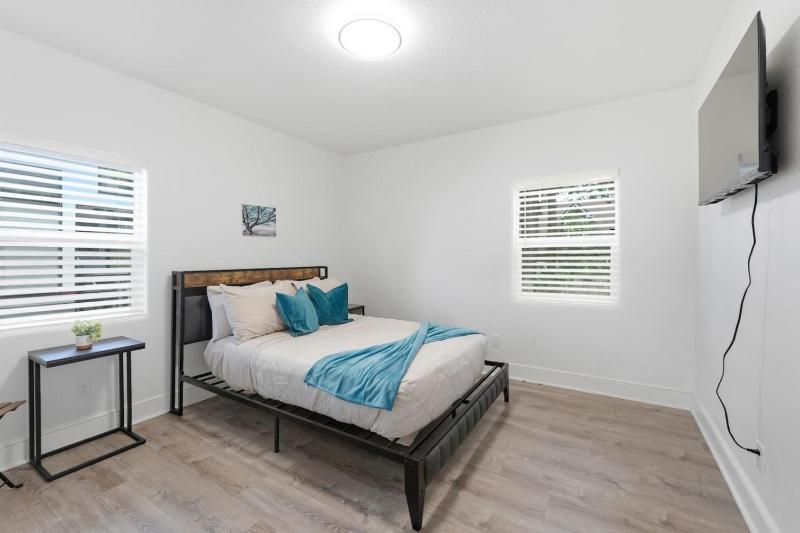 New Modern Home in SE Portland - image 8