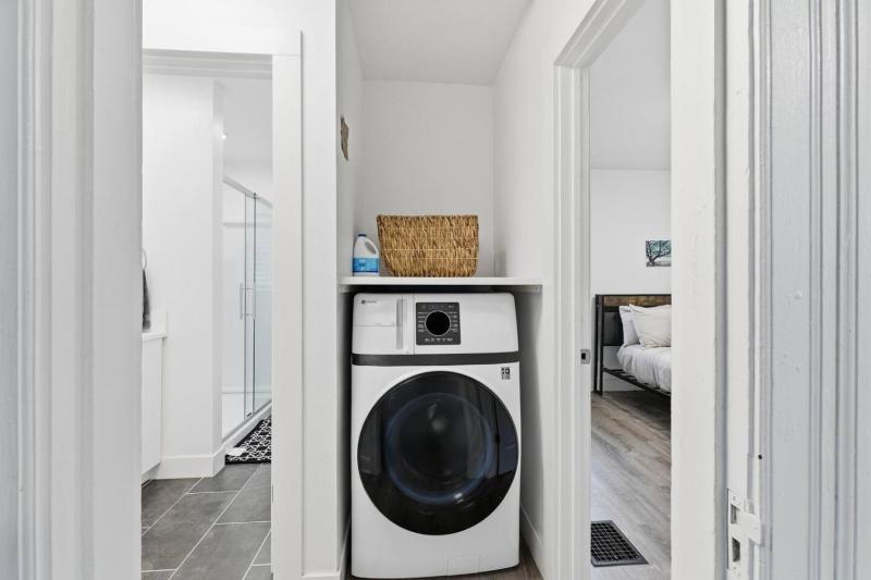 New Modern Home in SE Portland - image 25
