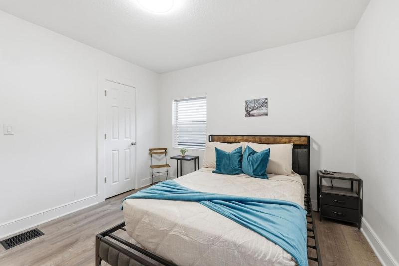New Modern Home in SE Portland - image 10