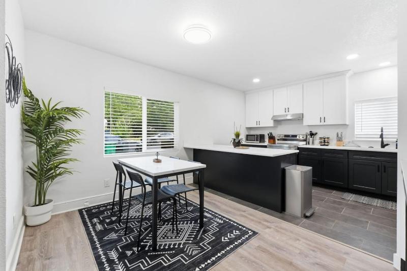 New Modern Home in SE Portland - image 23