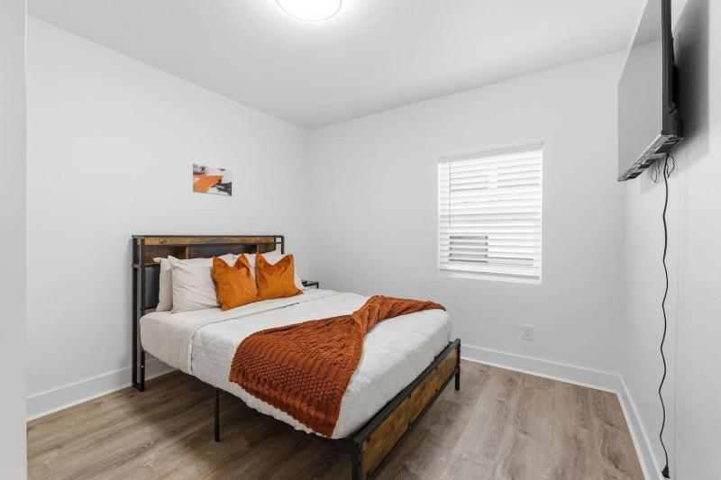 New Modern Home in SE Portland - image 9