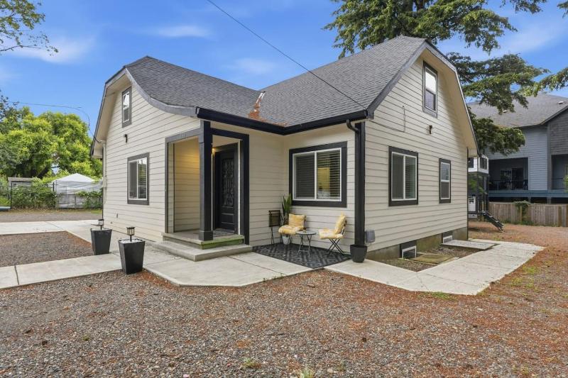 New Modern Home in SE Portland - image 28