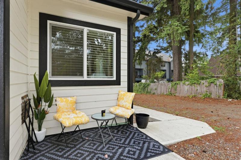 New Modern Home in SE Portland - image 6