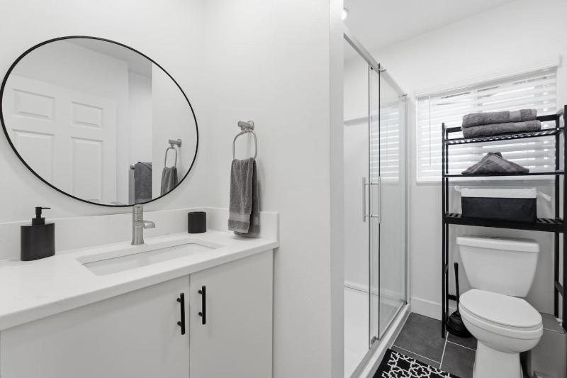 New Modern Home in SE Portland - image 13