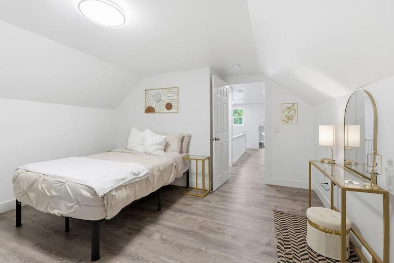 New Modern Home in SE Portland - image 30