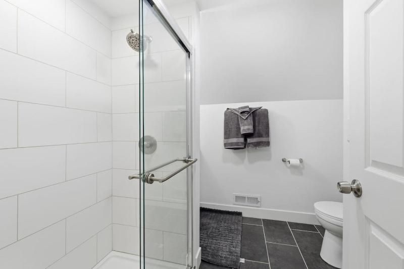 New Modern Home in SE Portland - image 17
