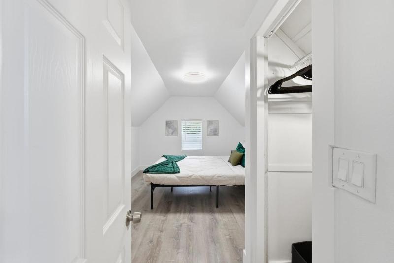 New Modern Home in SE Portland - image 2