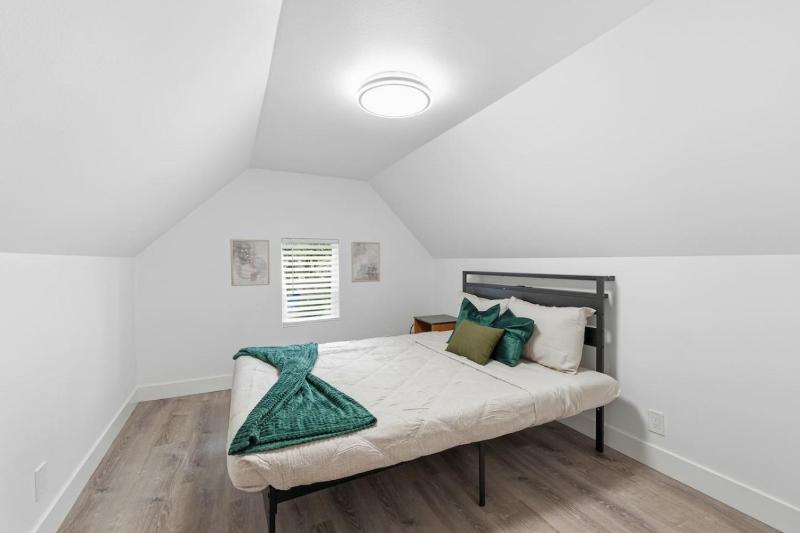 New Modern Home in SE Portland - image 5