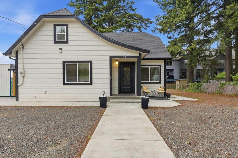 New Modern Home in SE Portland - image 26